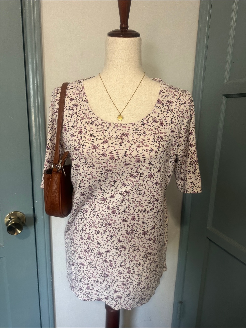 Women’s J.Jill Scoop Neck Floral Tee in Light Cream and Purple